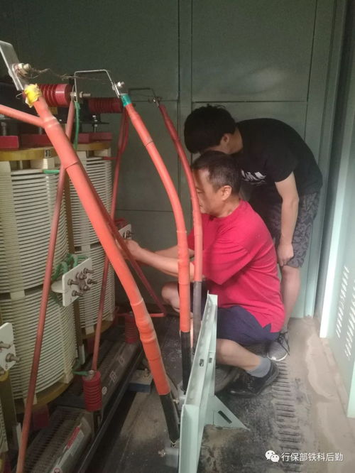 服务中心电力所对科研三号楼电压进行调试