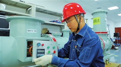 做电力科研路上的追光者